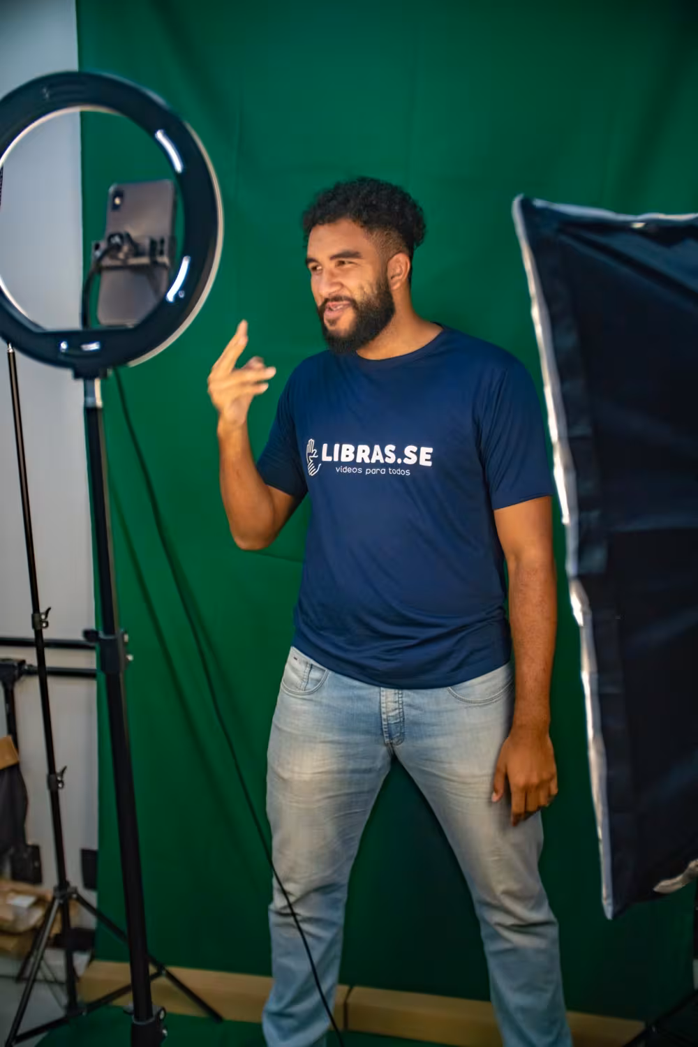 Intérprete de Libras gravando em estúdio com fundo verde