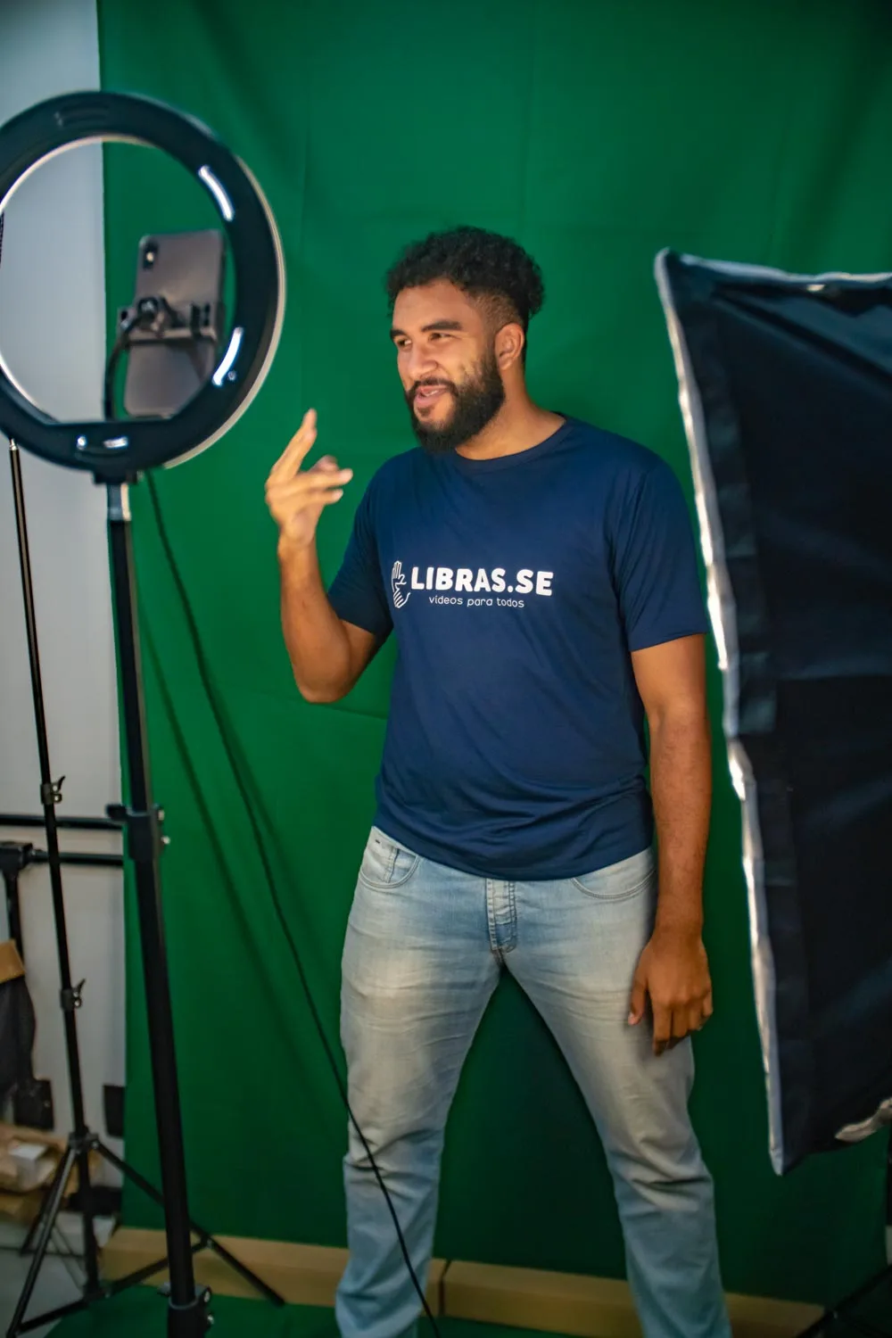 Intérprete de Libras gravando videoaula acessível em estúdio com chroma key