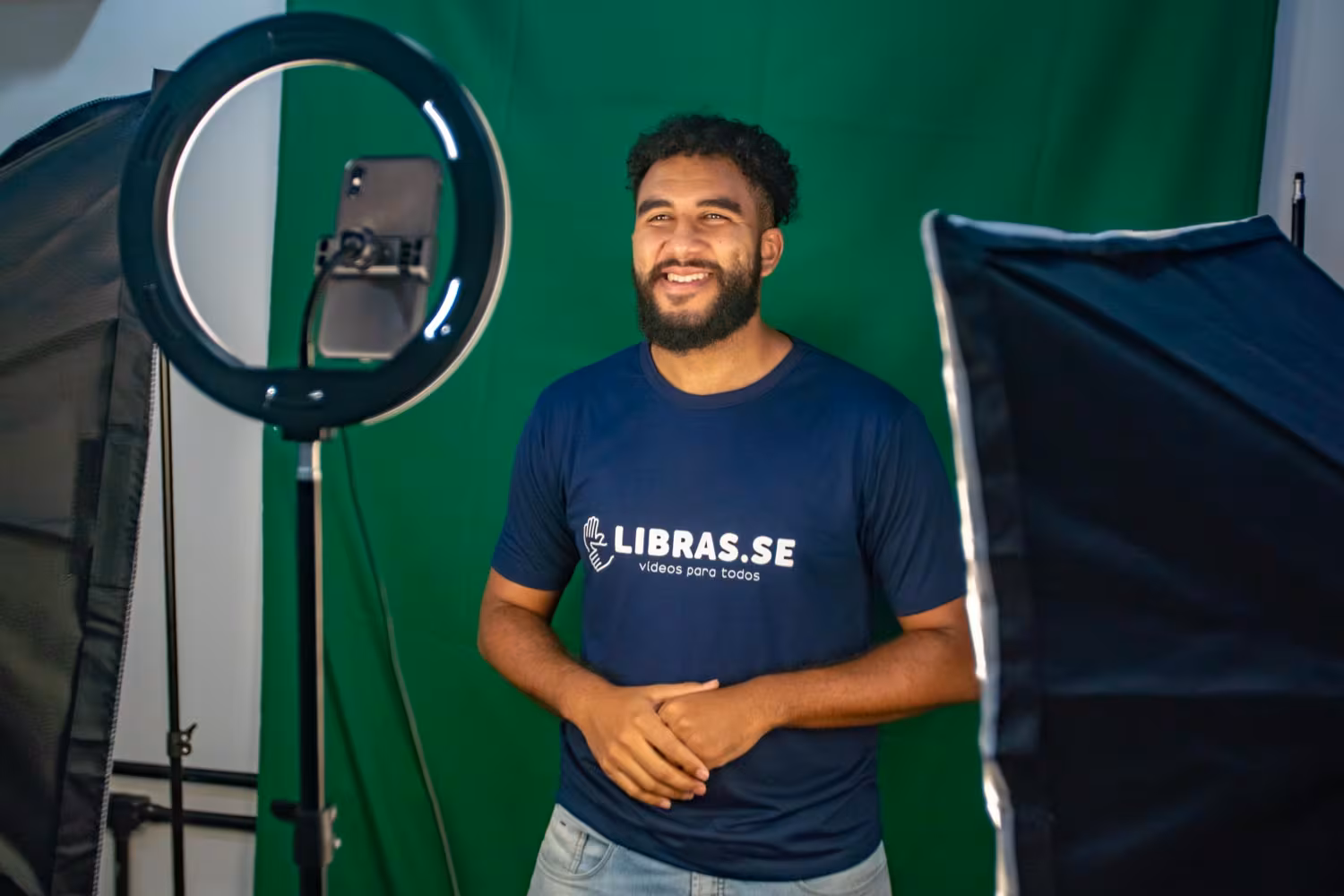Intérprete de Libras ao vivo em cerimônia de festival