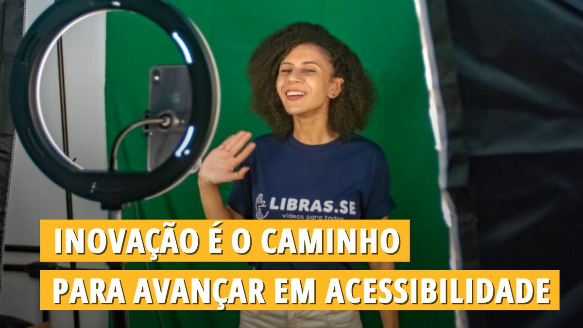 Equipe trabalhando na produção de vídeos acessíveis em Libras