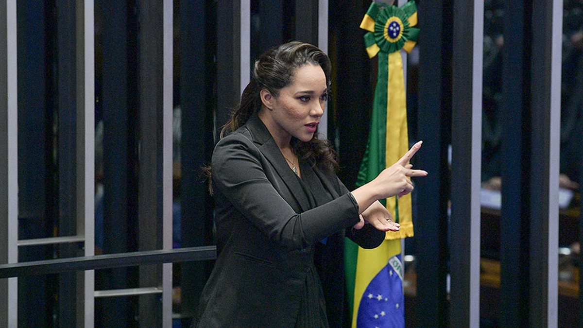 Intérprete de Libras sinaliza no Plenário do Senado Federal