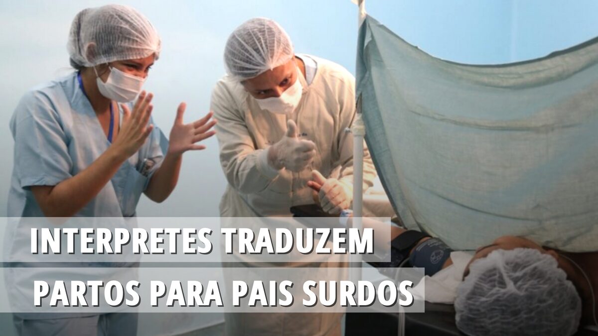 Intérprete de Libras ao lado de mãe surda em sala de parto