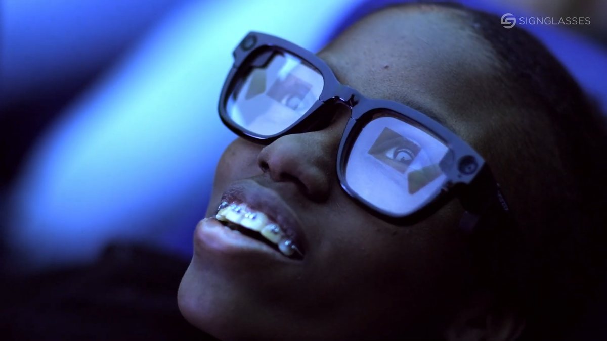 Jovem usa óculos inteligentes da SignGlasses, com a imagem projetada refletida nas lentes