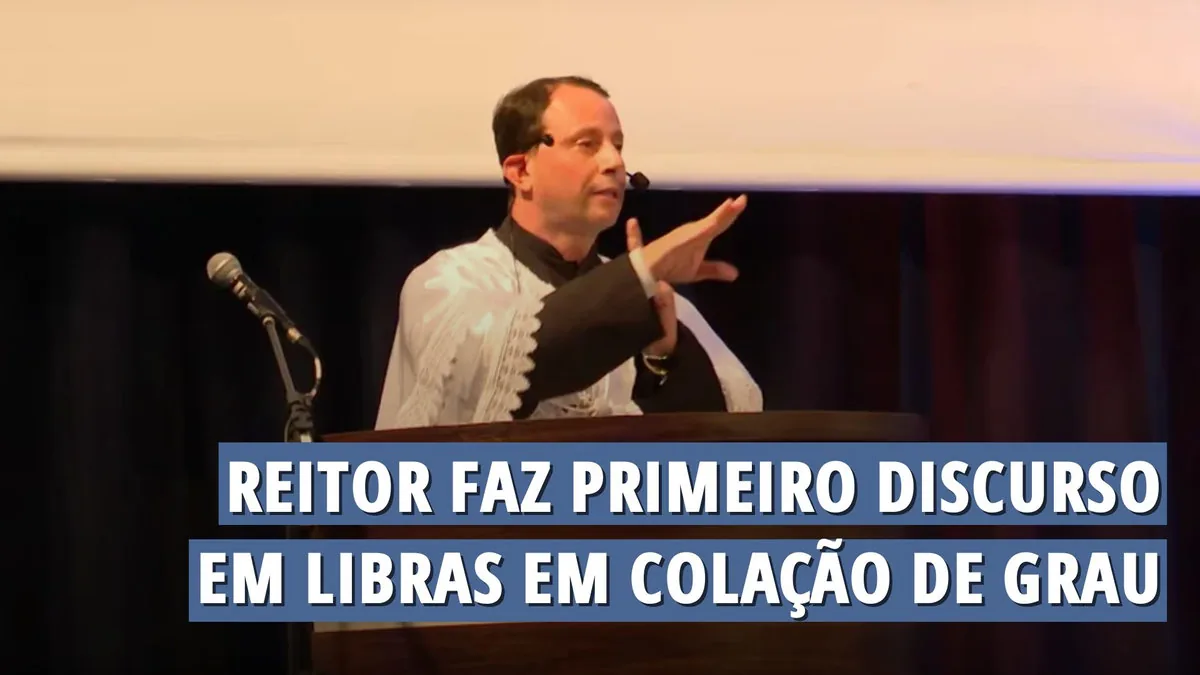 Reitor faz discurso em Libras em colação de grau