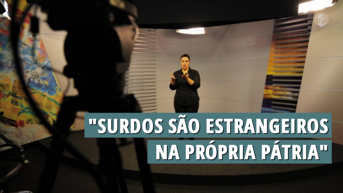 Intérprete de Libras sendo filmada por uma câmera