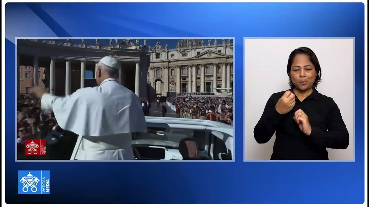 Transmissão do Vatican News com o Papa na Praça São Pedro e, ao lado, a intérprete de Libras