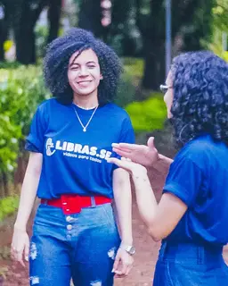 Intérpretes da LIBRAS.SE conversando em Libras