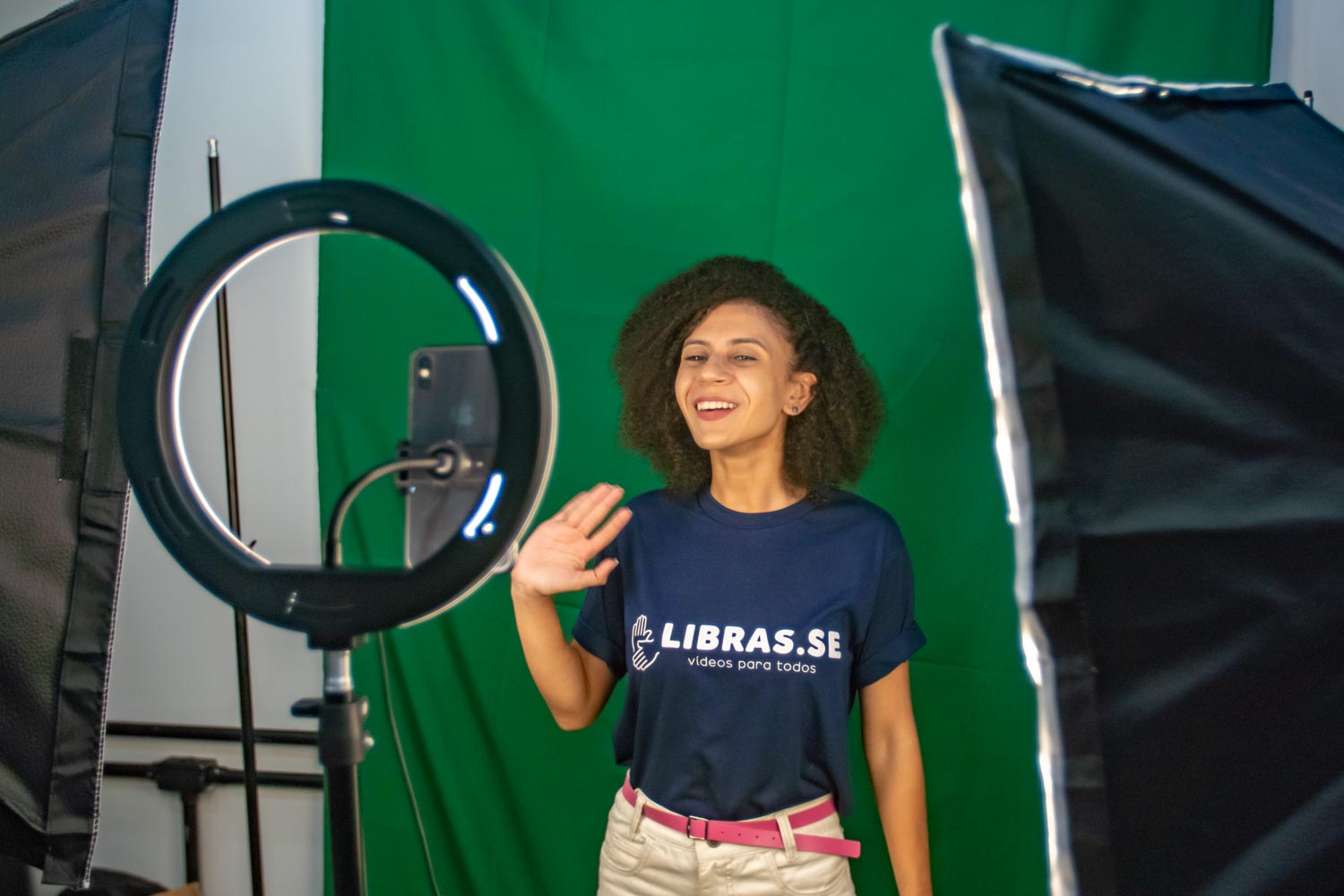 Int&eacute;rprete de Libras gravando em est&uacute;dio profissional